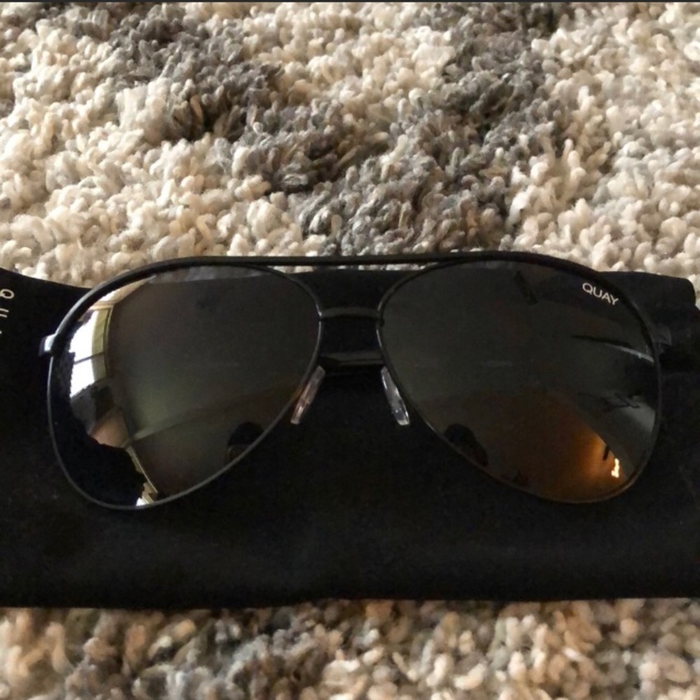 Quay Vivienne Black smoke glasses